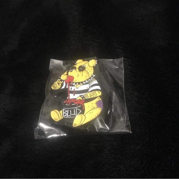 Vampirefreaks Winnie the Pooh's Bloody Honey Enamel Pin - Picture 2 of 4